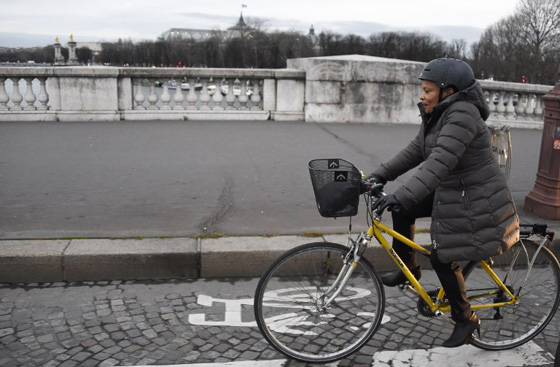 صور وزيرة  القضاء الفرنسي توبيرا تودع وزارتها بابتسامة ودراجة صورة رقم 3