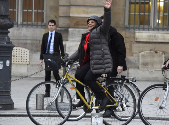 صور وزيرة  القضاء الفرنسي توبيرا تودع وزارتها بابتسامة ودراجة صورة رقم 4