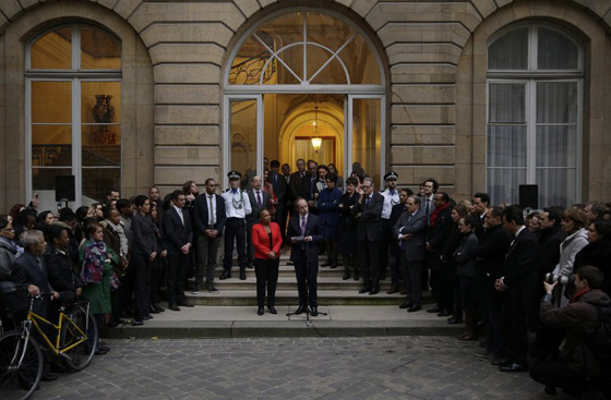 صور وزيرة  القضاء الفرنسي توبيرا تودع وزارتها بابتسامة ودراجة صورة رقم 5