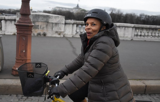 صور وزيرة  القضاء الفرنسي توبيرا تودع وزارتها بابتسامة ودراجة صورة رقم 6