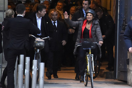 صور وزيرة  القضاء الفرنسي توبيرا تودع وزارتها بابتسامة ودراجة صورة رقم 9