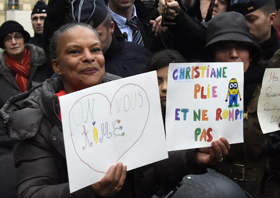 صور وزيرة  القضاء الفرنسي توبيرا تودع وزارتها بابتسامة ودراجة صورة رقم 10