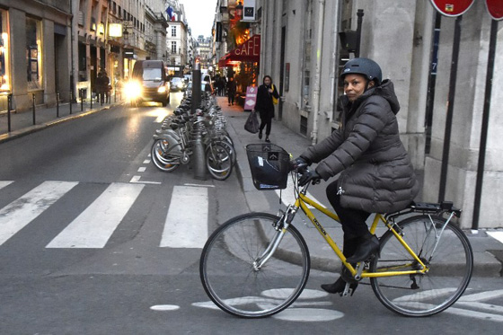 صور وزيرة  القضاء الفرنسي توبيرا تودع وزارتها بابتسامة ودراجة صورة رقم 11