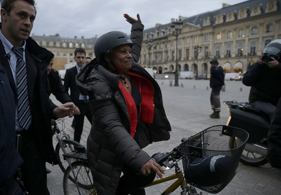 صور وزيرة  القضاء الفرنسي توبيرا تودع وزارتها بابتسامة ودراجة صورة رقم 12