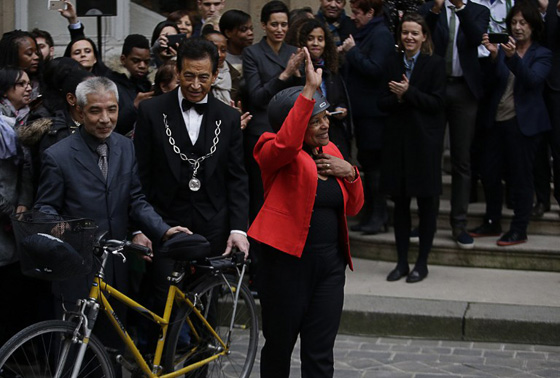 صور وزيرة  القضاء الفرنسي توبيرا تودع وزارتها بابتسامة ودراجة صورة رقم 13