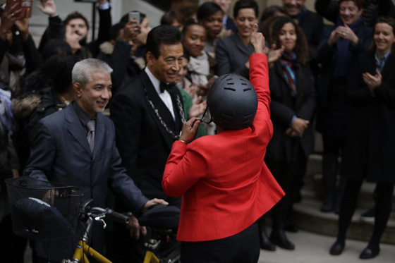 صور وزيرة  القضاء الفرنسي توبيرا تودع وزارتها بابتسامة ودراجة صورة رقم 14