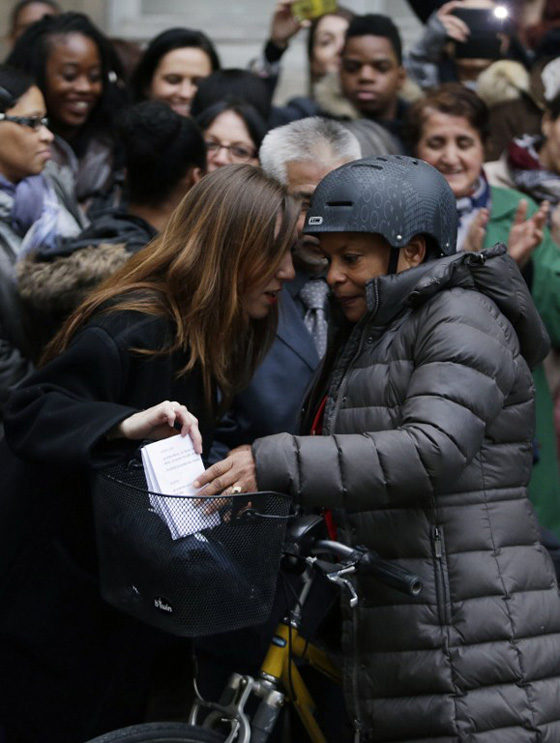 صور وزيرة  القضاء الفرنسي توبيرا تودع وزارتها بابتسامة ودراجة صورة رقم 16