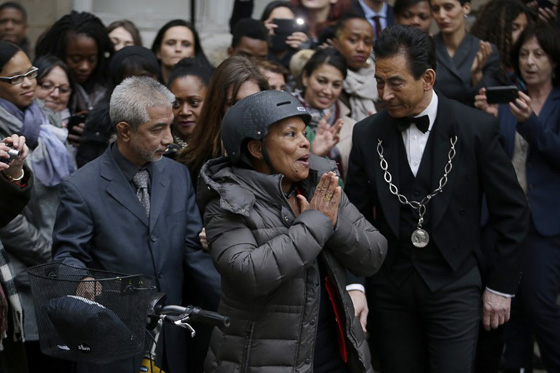 صور وزيرة  القضاء الفرنسي توبيرا تودع وزارتها بابتسامة ودراجة صورة رقم 17