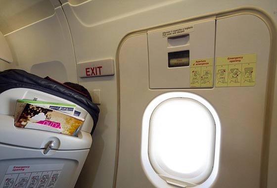 موقف طريف.. سائح مرح يفتح مخرج الطوارئ في الطائرة، لهذا السبب!! صورة رقم 1