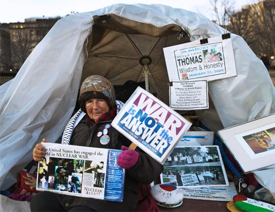 اكبر مناهضة للاسلحة النووية في العالم تفارق الحياة بعد 3عقود من الاحتجاج صورة رقم 1
