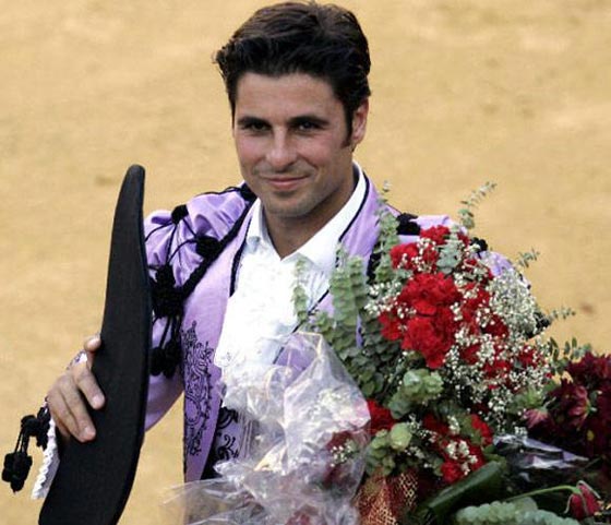 صور ماتادور يصارع ثورا خلال حمله لرضيعته.. تهز اسبانيا صورة رقم 7