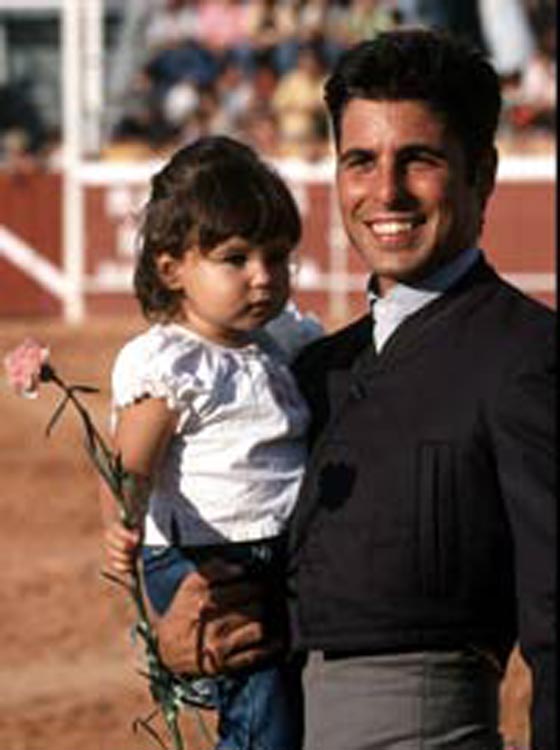 صور ماتادور يصارع ثورا خلال حمله لرضيعته.. تهز اسبانيا صورة رقم 9