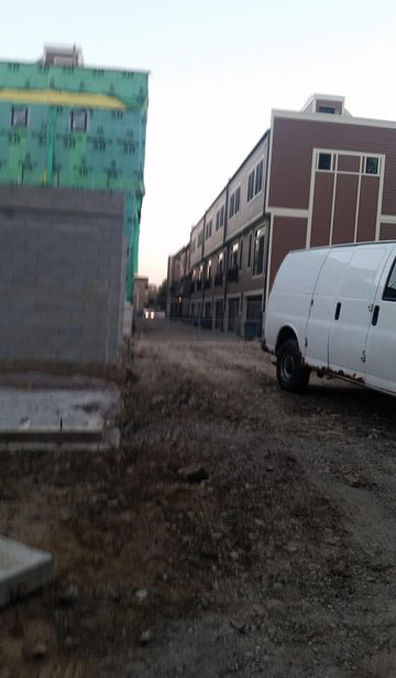 نجار ينجو باعجوبة بعد ان صوب مسدس المسامير الى ركبته صورة رقم 2 نجار ينجو باعجوبة بعد ان صوب مسدس المسامير الى ركبته صورة رقم 2