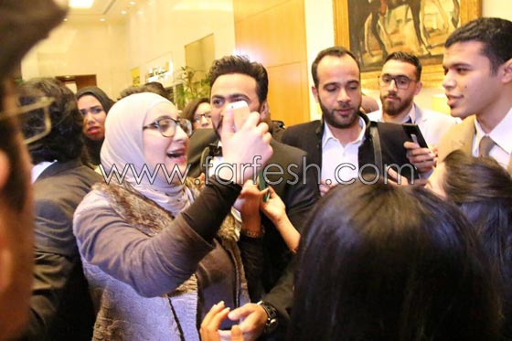 صور: تامر حسني يتسبب باغلاق طريق مطار الكويت! صورة رقم 2