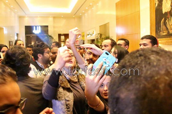 صور: تامر حسني يتسبب باغلاق طريق مطار الكويت! صورة رقم 3