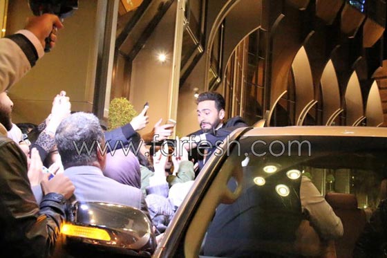 صور: تامر حسني يتسبب باغلاق طريق مطار الكويت! صورة رقم 4