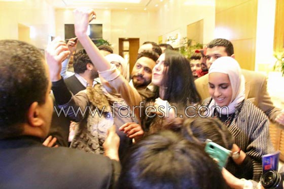 صور: تامر حسني يتسبب باغلاق طريق مطار الكويت! صورة رقم 6