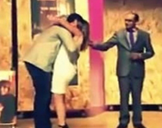  فيديو طريف: ممثل يطلب يد زميلته للزواج على خشبة المسرح صورة رقم 3