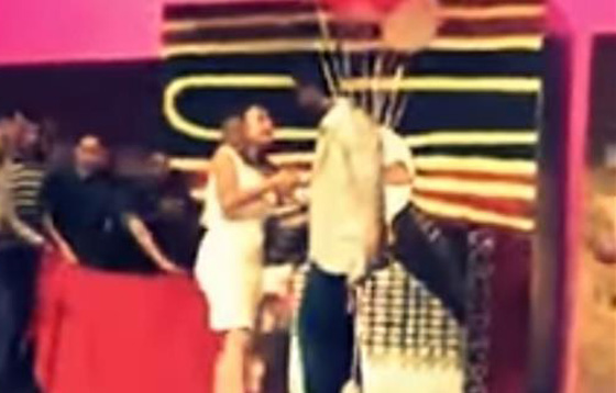  فيديو طريف: ممثل يطلب يد زميلته للزواج على خشبة المسرح صورة رقم 4