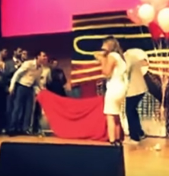  فيديو طريف: ممثل يطلب يد زميلته للزواج على خشبة المسرح صورة رقم 2