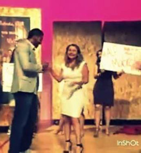  فيديو طريف: ممثل يطلب يد زميلته للزواج على خشبة المسرح صورة رقم 5