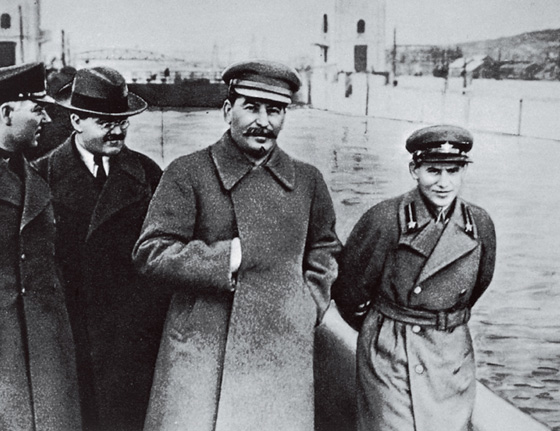 طريقة لا تخطر على البال.. ستالين تجسس على ماو من خلال برازه!! صورة رقم 6 طريقة لا تخطر على البال.. ستالين تجسس على ماو من خلال برازه!! صورة رقم 6