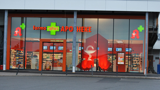 المانيا: صيدلي يلقن امراة عنصرية تكره المحجبات درسا قاسيا لا ينسى صورة رقم 2 المانيا: صيدلي يلقن امراة عنصرية تكره المحجبات درسا قاسيا لا ينسى صورة رقم 2