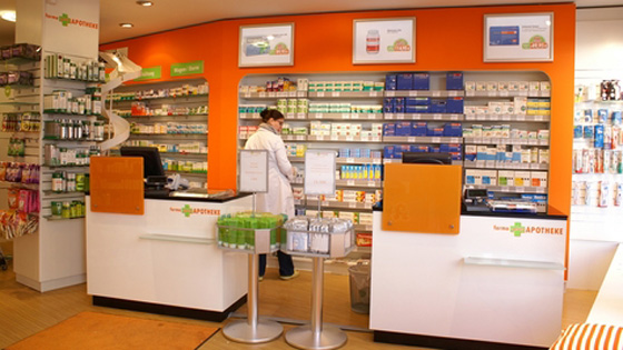 المانيا: صيدلي يلقن امراة عنصرية تكره المحجبات درسا قاسيا لا ينسى صورة رقم 4 المانيا: صيدلي يلقن امراة عنصرية تكره المحجبات درسا قاسيا لا ينسى صورة رقم 4