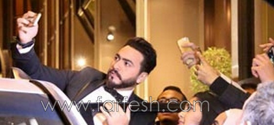 تامر حسني يهرب من فتاة تهحم عليه وتفضح غناءه بلاي بلاك! صورة رقم 4