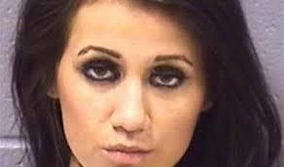 عطست في وجه رئيس المحكمة عمدا فحكم عليها بالسجن لمدة عام صورة رقم 1