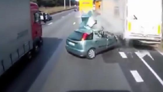 فيديو مثير.. سائق متهور يتخطى مجموعة سيارات ويصطدم بشاحنة صورة رقم 1 فيديو مثير.. سائق متهور يتخطى مجموعة سيارات ويصطدم بشاحنة صورة رقم 1