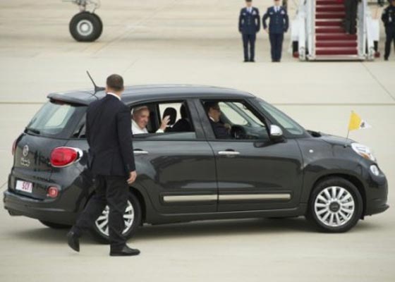 بيع سيارة فيات متواضعة استخدمها البابا في مزاد علني.. صور صورة رقم 1