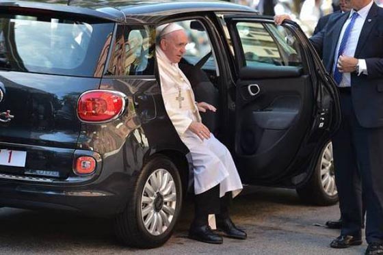 بيع سيارة فيات متواضعة استخدمها البابا في مزاد علني.. صور صورة رقم 2