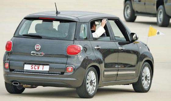 بيع سيارة فيات متواضعة استخدمها البابا في مزاد علني.. صور صورة رقم 3