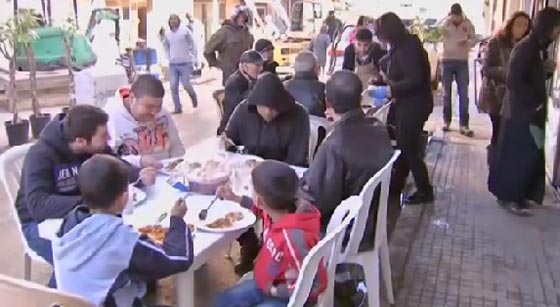 مطعم بضواحي بيروت يقدم الطعام مجانا للاجئين والفقراء والمحتاجين صورة رقم 1