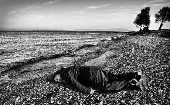 ناشطون وفنانون من حول العالم يعيدون رسم مأساة الطفل ايلان الكردي صورة رقم 2 ناشطون وفنانون من حول العالم يعيدون رسم مأساة الطفل ايلان الكردي صورة رقم 2