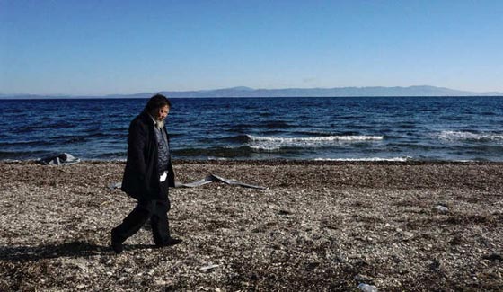 ناشطون وفنانون من حول العالم يعيدون رسم مأساة الطفل ايلان الكردي صورة رقم 3 ناشطون وفنانون من حول العالم يعيدون رسم مأساة الطفل ايلان الكردي صورة رقم 3