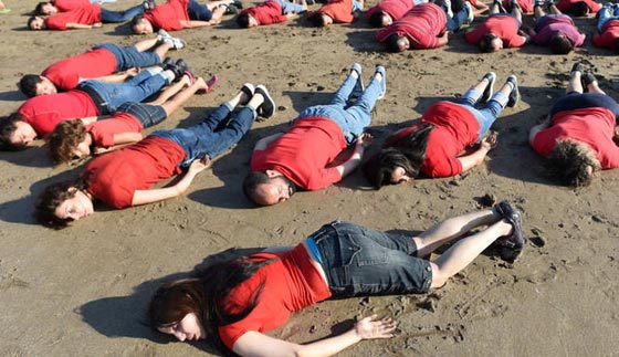 ناشطون وفنانون من حول العالم يعيدون رسم مأساة الطفل ايلان الكردي صورة رقم 5 ناشطون وفنانون من حول العالم يعيدون رسم مأساة الطفل ايلان الكردي صورة رقم 5