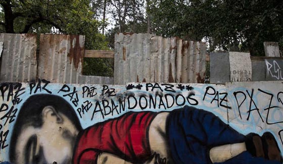 ناشطون وفنانون من حول العالم يعيدون رسم مأساة الطفل ايلان الكردي صورة رقم 7 ناشطون وفنانون من حول العالم يعيدون رسم مأساة الطفل ايلان الكردي صورة رقم 7