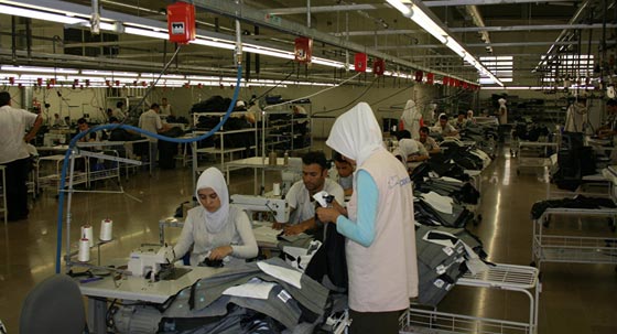 شركات نسيج تركية تشغل اطفالا سوريين خلسة في مصانع انتاج لشبكات عالمية صورة رقم 10