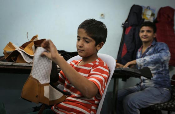 شركات نسيج تركية تشغل اطفالا سوريين خلسة في مصانع انتاج لشبكات عالمية صورة رقم 1