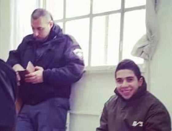 الاحتلال يفرض السجن المنزلي على طفل ويكلف امه بدور السجّان صورة رقم 2 الاحتلال يفرض السجن المنزلي على طفل ويكلف امه بدور السجّان صورة رقم 2