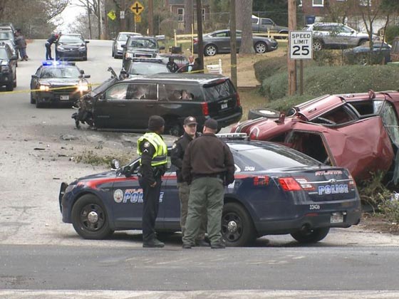 مقتل ثلاثة ابرياء من عائلة واحدة.. خلال ملاحقة بوليسية من عالم الافلام صورة رقم 3