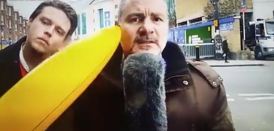 مشاكسة على الهواء تكلف صاحبها علقة ساخنة من صحفي غاضب صورة رقم 1 مشاكسة على الهواء تكلف صاحبها علقة ساخنة من صحفي غاضب صورة رقم 1