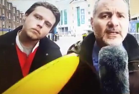 مشاكسة على الهواء تكلف صاحبها علقة ساخنة من صحفي غاضب صورة رقم 2 مشاكسة على الهواء تكلف صاحبها علقة ساخنة من صحفي غاضب صورة رقم 2