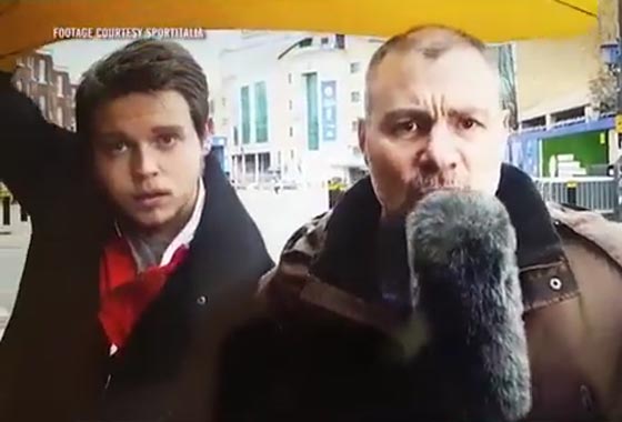 مشاكسة على الهواء تكلف صاحبها علقة ساخنة من صحفي غاضب صورة رقم 3 مشاكسة على الهواء تكلف صاحبها علقة ساخنة من صحفي غاضب صورة رقم 3