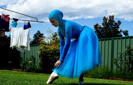 فيديو راقصة الباليه الاسترالية ستيفاني: مراهقة مسلمة لا ترى ان رقص الباله يتعارض مع حجابها! صورة رقم 2 فيديو راقصة الباليه الاسترالية ستيفاني: مراهقة مسلمة لا ترى ان رقص الباله يتعارض مع حجابها! صورة رقم 2