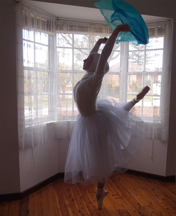 فيديو راقصة الباليه الاسترالية ستيفاني: مراهقة مسلمة لا ترى ان رقص الباله يتعارض مع حجابها! صورة رقم 7 فيديو راقصة الباليه الاسترالية ستيفاني: مراهقة مسلمة لا ترى ان رقص الباله يتعارض مع حجابها! صورة رقم 7