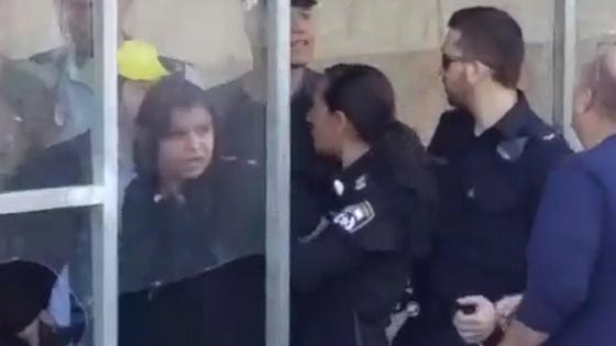 الرملة: اعتقال شابتين عربيتيتن بتهمة طعنهما حارسا اسرائيليا صورة رقم 2 الرملة: اعتقال شابتين عربيتيتن بتهمة طعنهما حارسا اسرائيليا صورة رقم 2