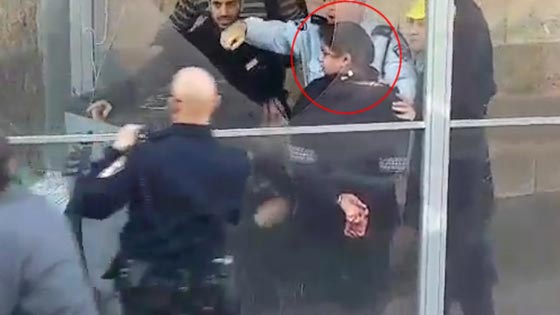 الرملة: اعتقال شابتين عربيتيتن بتهمة طعنهما حارسا اسرائيليا صورة رقم 3 الرملة: اعتقال شابتين عربيتيتن بتهمة طعنهما حارسا اسرائيليا صورة رقم 3